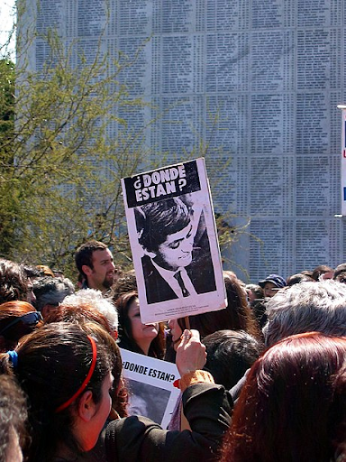 Uri Rosenheck (2004). “Conmemoración de los desaparecidos en Chile el 11 de septiembre de 2004.” September 11, 2004, Santiago, Chile. License: CC BY-SA 3.0