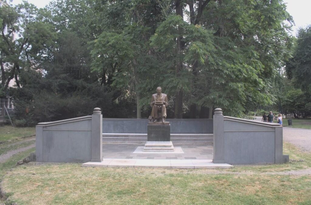 The statue of Indro Montanelli in La stanza di Montanelli [Montanelli’s Room]. Photo Credit: Author.