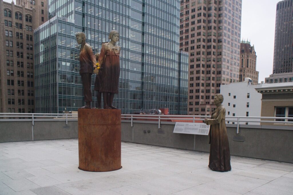 By mliu92 from San Mateo - 5802 Triple Pedestal, CC BY-SA 2.0, https://commons.wikimedia.org/w/index.php?curid=85617928