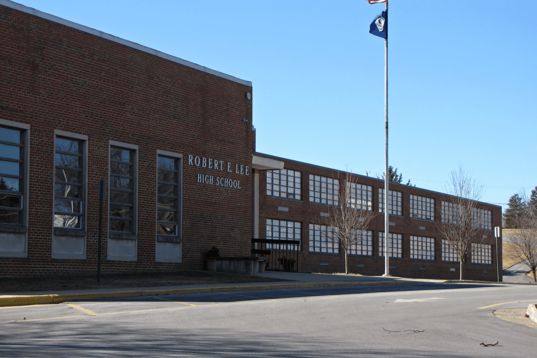 "Robert E. Lee High School" by SchuminWeb is licensed under CC BY-SA 2.0.